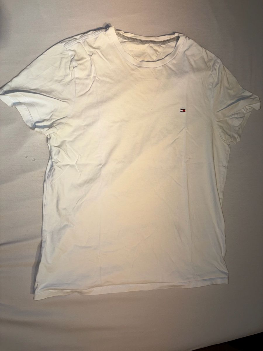 Tommy Hilfiger T-shirts: Tommy Hilfiger White Basic T-Shirt – D'occasion à Zug par gav_nfw7 2