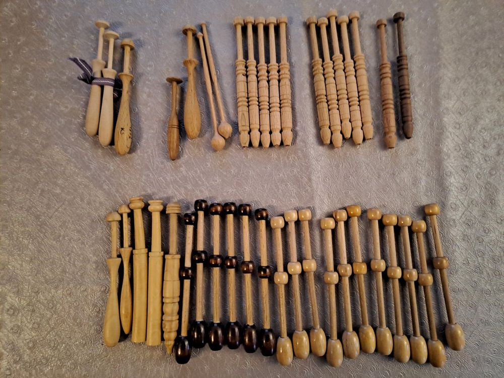 Lot De Fusieux En Bois Pour Dentelle Aux Fuseaux - Anciens - Dans Caisse En Bois - Occasion