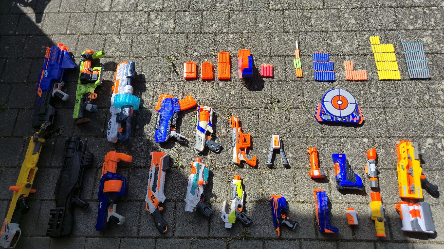 Nerf Giocattoli: Nerf Waffen Sortiment mit Zubehör und Munition – Usato da Niederhelfenschwil venduto da nic_m9sy