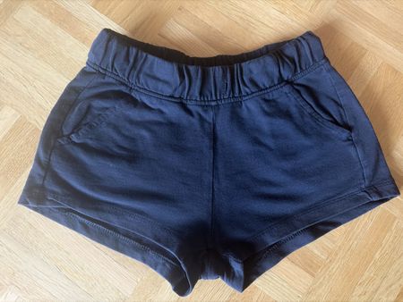 Shorts mit Gummizug in guter Zustand,Gr. 128