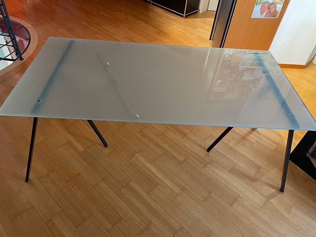 Scrivanie: Glastisch (Milchglas) – Usato da Unterengstringen venduto da DeaundHeinz 1