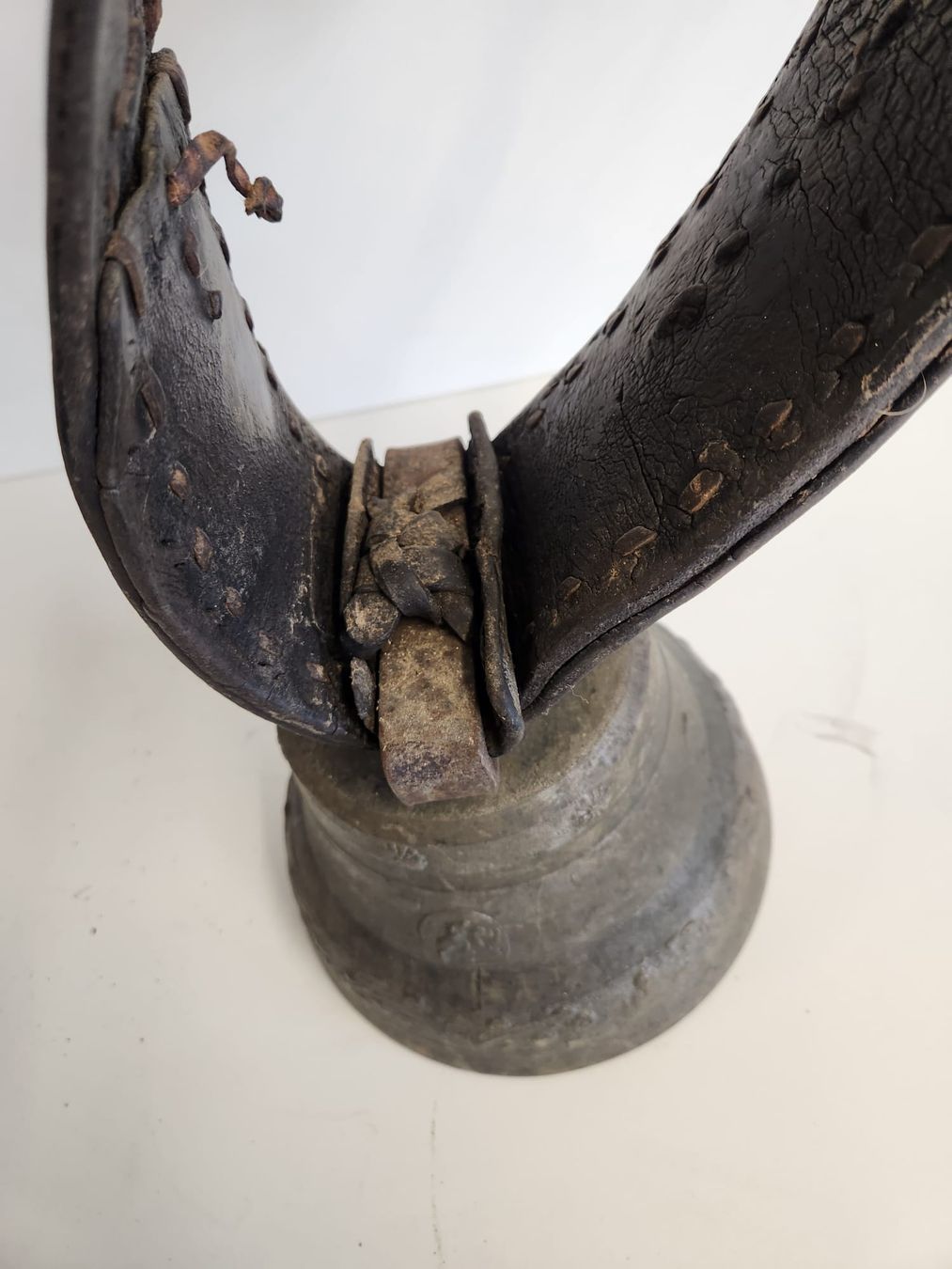 Campanacci mucche: Antike Schweizer Kuhglocke mit Lederband & Gravur – Usato da Tuggen venduto da Zweitechanceboutique 2