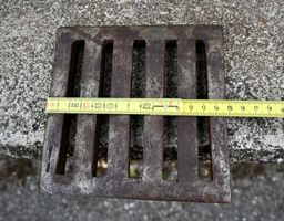 alter Ofenrost Gusseisen 14.7 x 14.7cm Ascherost
