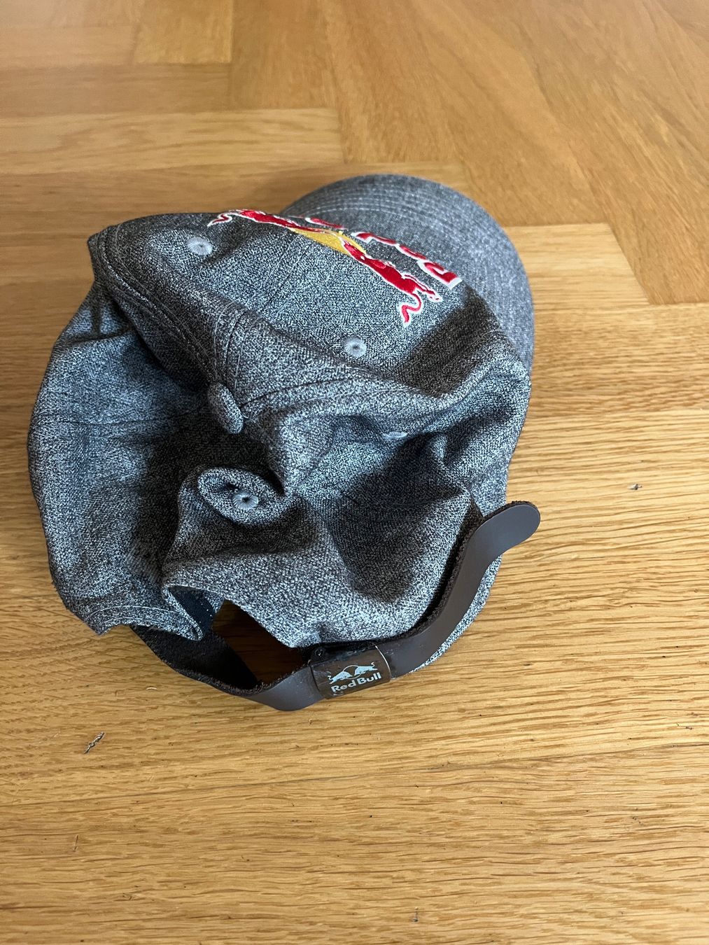 Red Bull Copricapi, berretti & cappellini: Red Bull Cap grau mit gestickten Logos – Usato da Zumikon venduto da bretxo 2