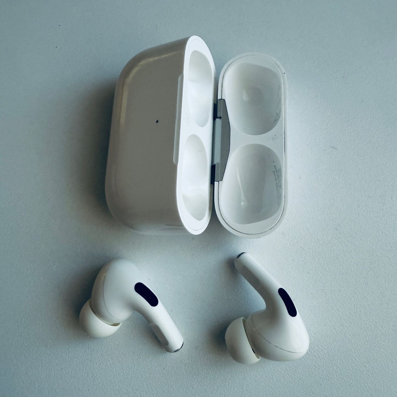 Apple Cuffie: Original Apple AirPods Pro 1 Gen. mit Wireless Case & Kabel – Usato da Basel venduto da MY.AIRPODS.SHOP 2