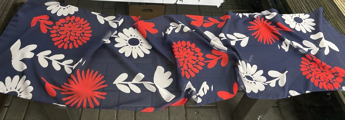 Foulards, Tücher & Schals: Charming Floral Scarf - Red, White & Navy - Perfect Gift – Neu (gemäss Beschreibung) aus Saland von ele_vc96 1