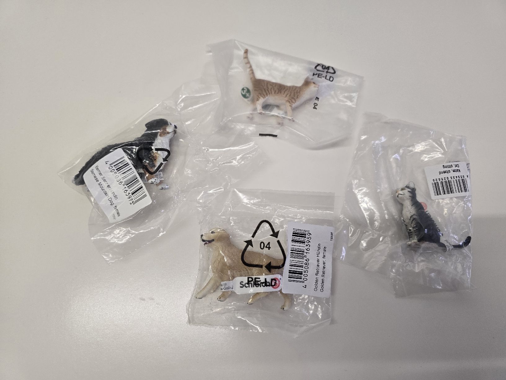 Schleich Statuette: Schleich Tiere 2x Katzen, 2x Hunde – Nuovo e nell'imballaggio originale da St. Gallen venduto da CAPYCORP