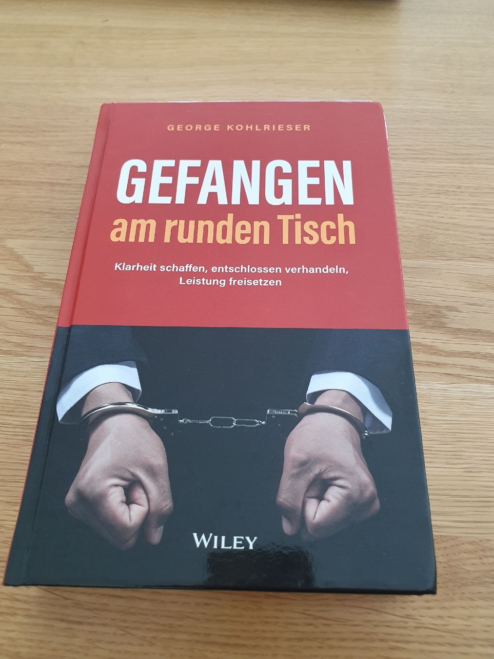 Libri: Buch "Gefangen am runden Tisch" – Nuovo (secondo la descrizione) da Gipf-Oberfrick venduto da Baergchind90