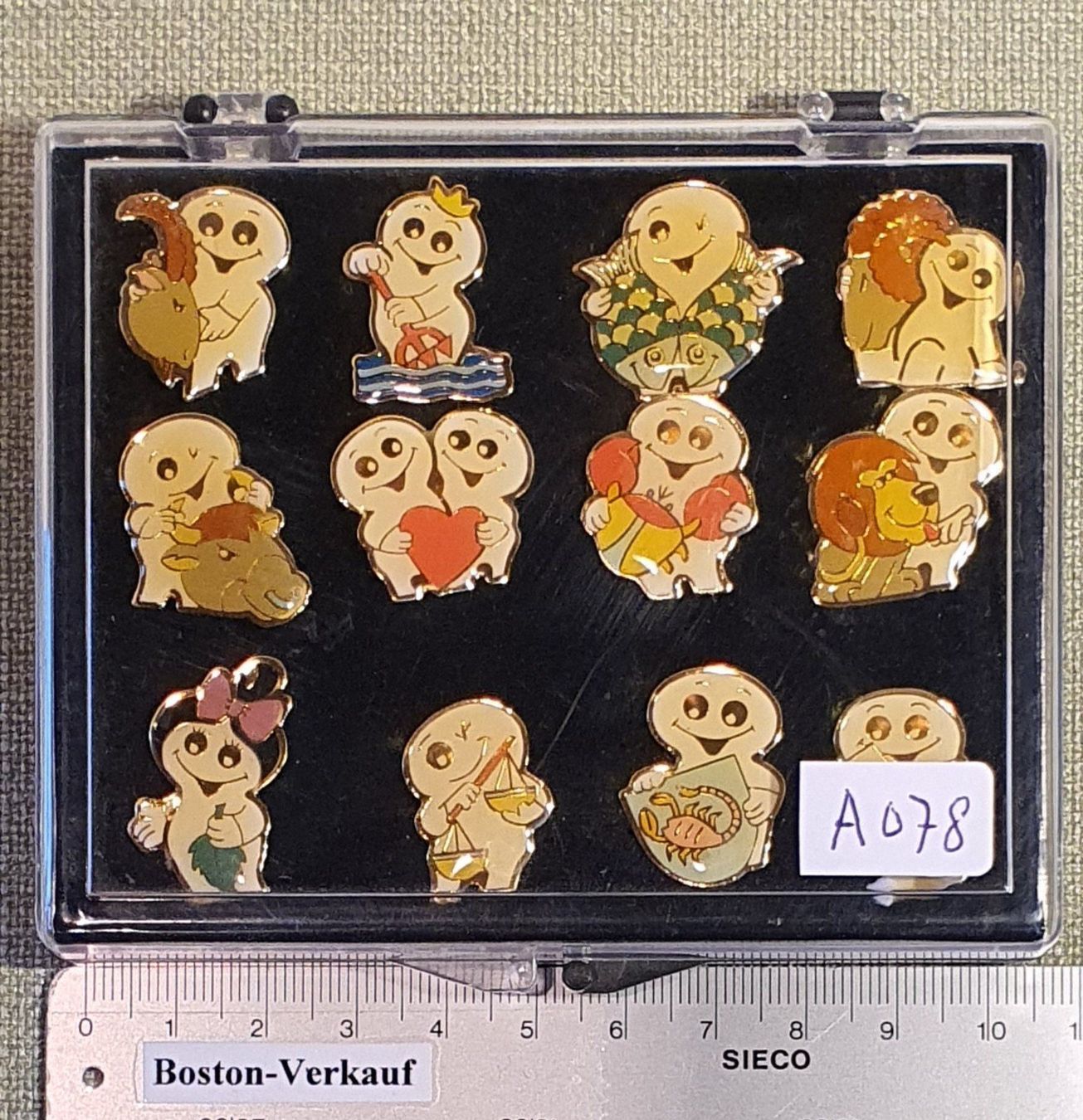 Placchette & Badge: A078 - 12er Pin Set Maga Sternzeichen – Usato da Reinach BL venduto da Boston-Verkauf 3