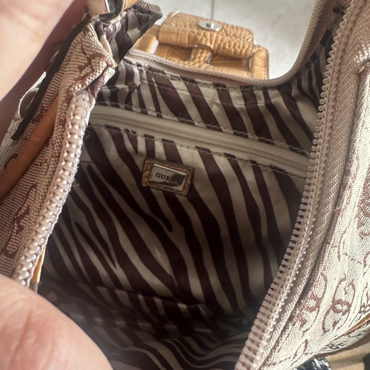Guess Taschen für Damen: GUESS VINTAGE Y2K MINI-MONOGRAMM-BAG – Gebraucht aus Zofingen von JumpInVintage 2