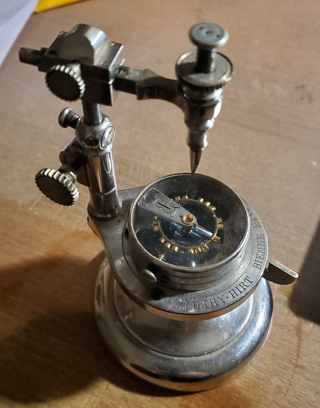 Presse montre en metal avec 18 matrices neuf – Outils Horloger