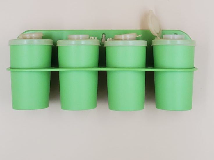 Tupperware Contenitori & Simili: 4 pots à épices Tupperware vert avec support made in Usa 70s – Usato da Rennaz venduto da La_malle_du_dauphin 1
