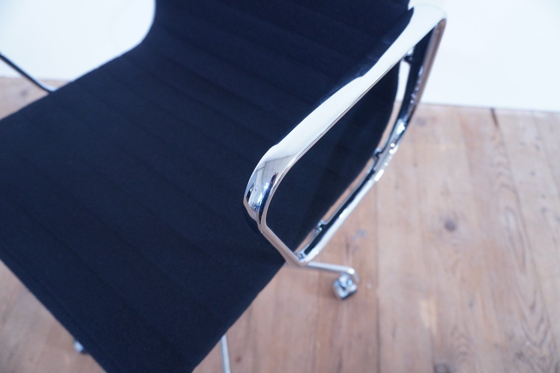 Vitra Sedie: Vitra Eames Alu Chair EA117 Hopsak nero – Usato da Bad Zurzach venduto da QLASSIQ 6