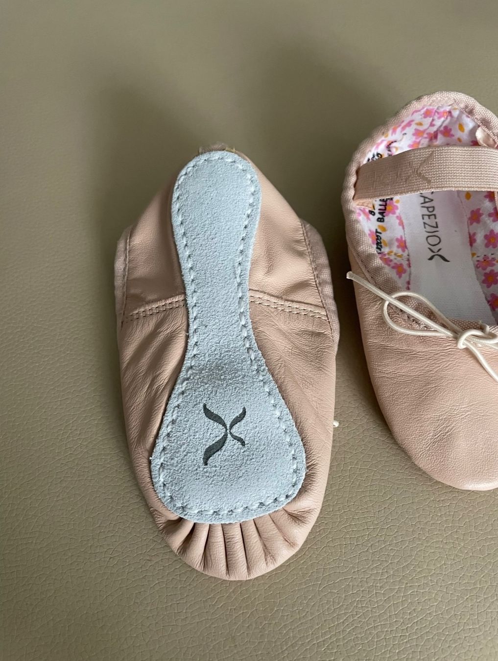 Schuhe für Mädchen: NEUE Leder-Ballettschläppli Gr. 30 5 der Marke Capezio – Neu und originalverpackt aus Urdorf von leoale 2