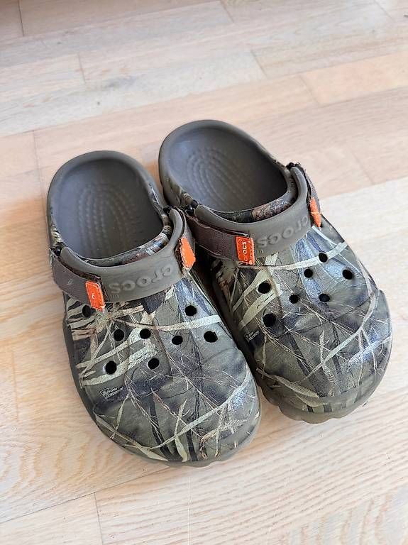 Crocs Scarpe per ragazzi: Grün gemusterte Crocs – Usato da Arlesheim venduto da dan_vv9f