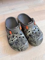 Grün gemusterte Crocs