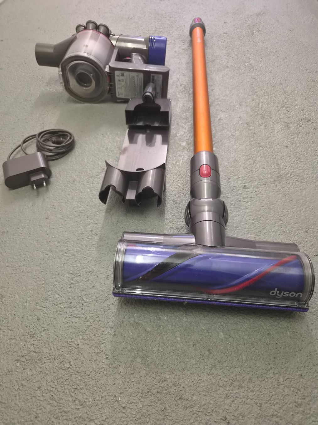 Dyson Aspirateurs & Accessoires: Dyson V8 Akkusauger – D'occasion à Domat Ems par tchnesa 1