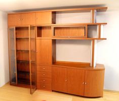 Massive moderne Wohnwand mit viel Stauraum