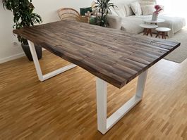Holztisch mit weissen Beinen