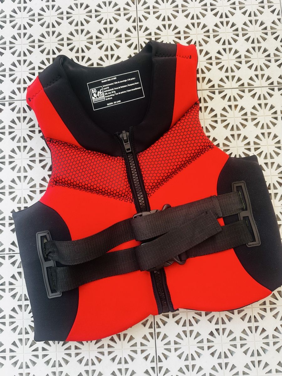 Gilets de sauvetage: Schwimmweste  Brust 84-96cm – D'occasion à Seuzach par Kingman11