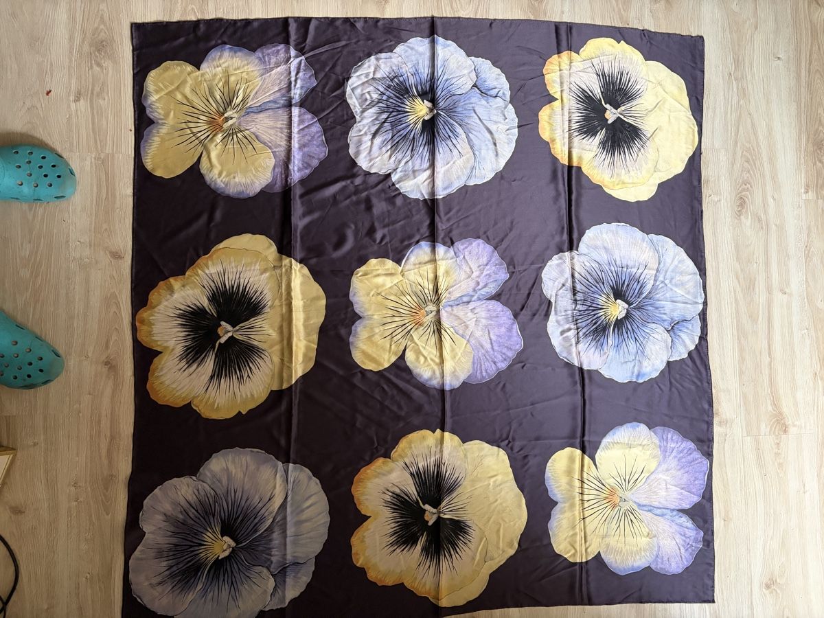 Fabric Frontline Foulard & Sciarpe: Frontline Seidenschal  mit Blumenmuster quadratisch  – Usato da Winterthur venduto da silen 1