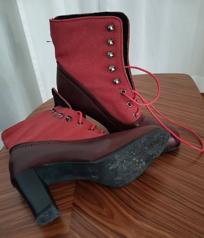 Scarpe da donna: Roter Schnürstiefel mit hohem Absatz, Gr. 37 – Usato da Muri b. Bern venduto da Claudiahuegli 4