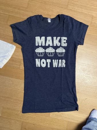MAke Cakes Not war shirt size s