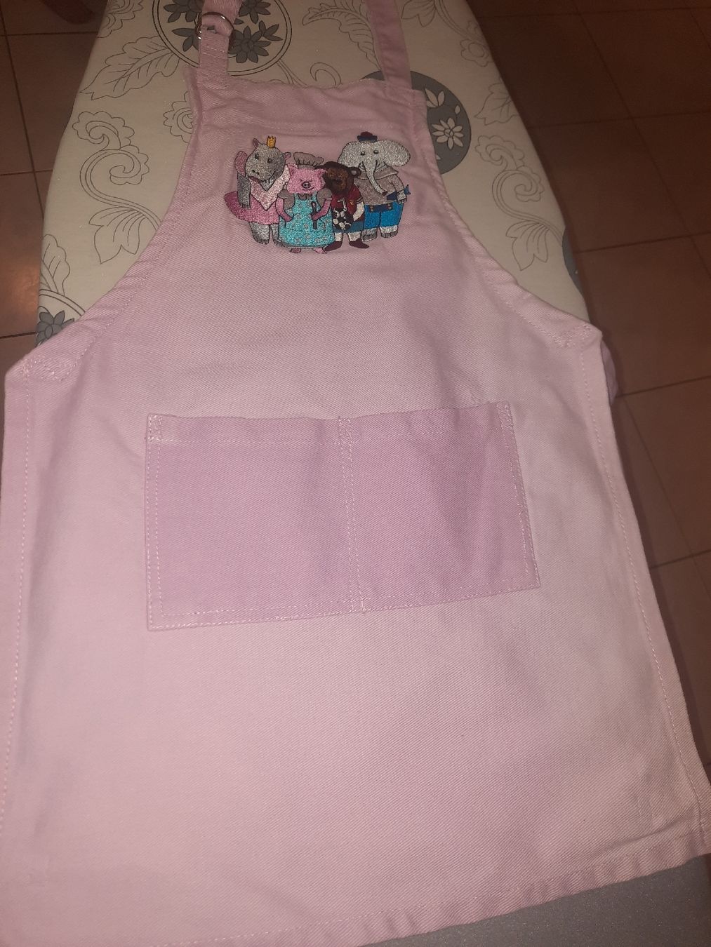 Sonstiges für Kind & Baby: Kinderschürze rosa Tiere – Gebraucht aus Neuenkirch von Reisecaravan