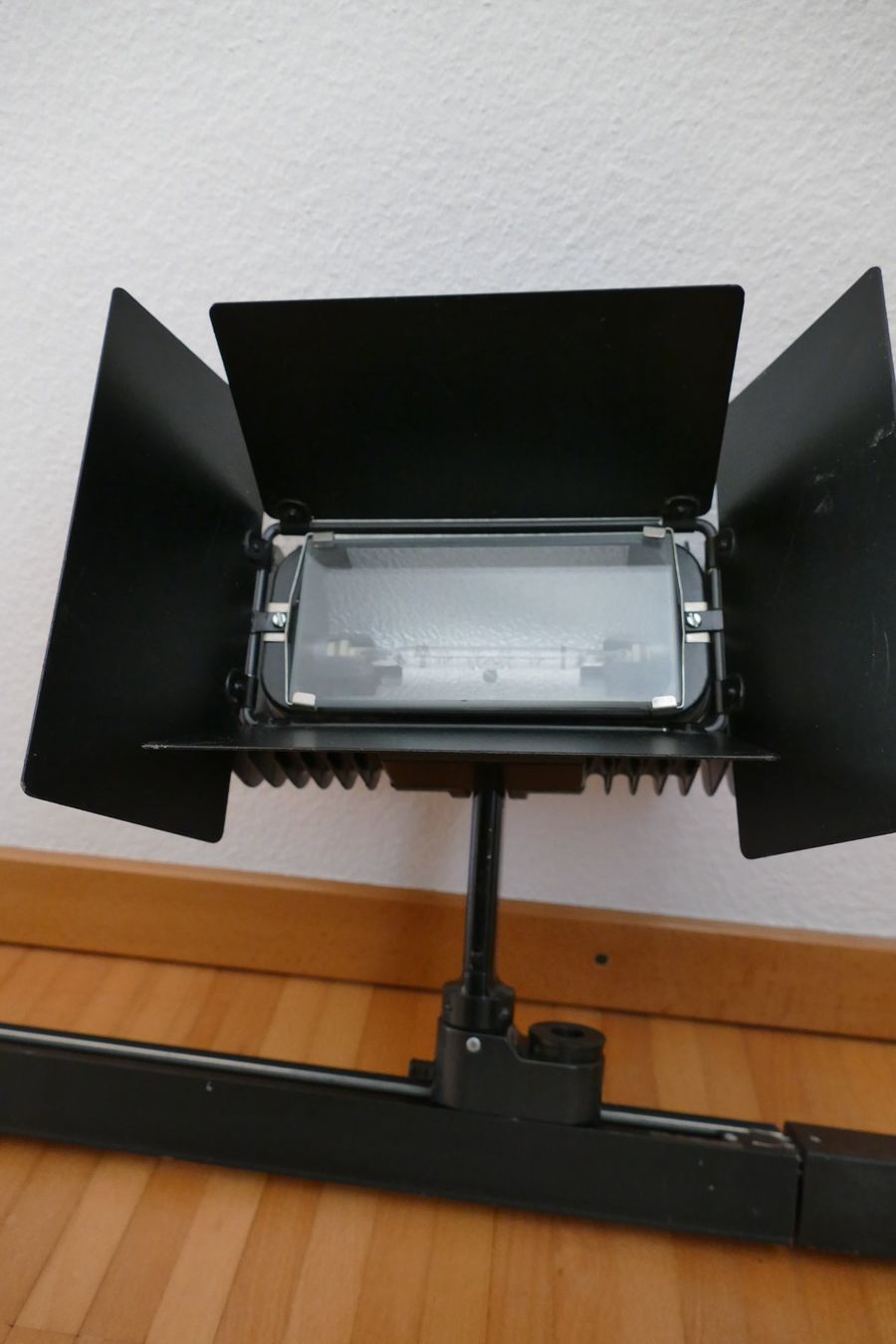 Lampadari & plafoniere: Erco-Stromschiene mit 2 Studio-Strahlern – Usato da Urdorf venduto da Toedi8902 1