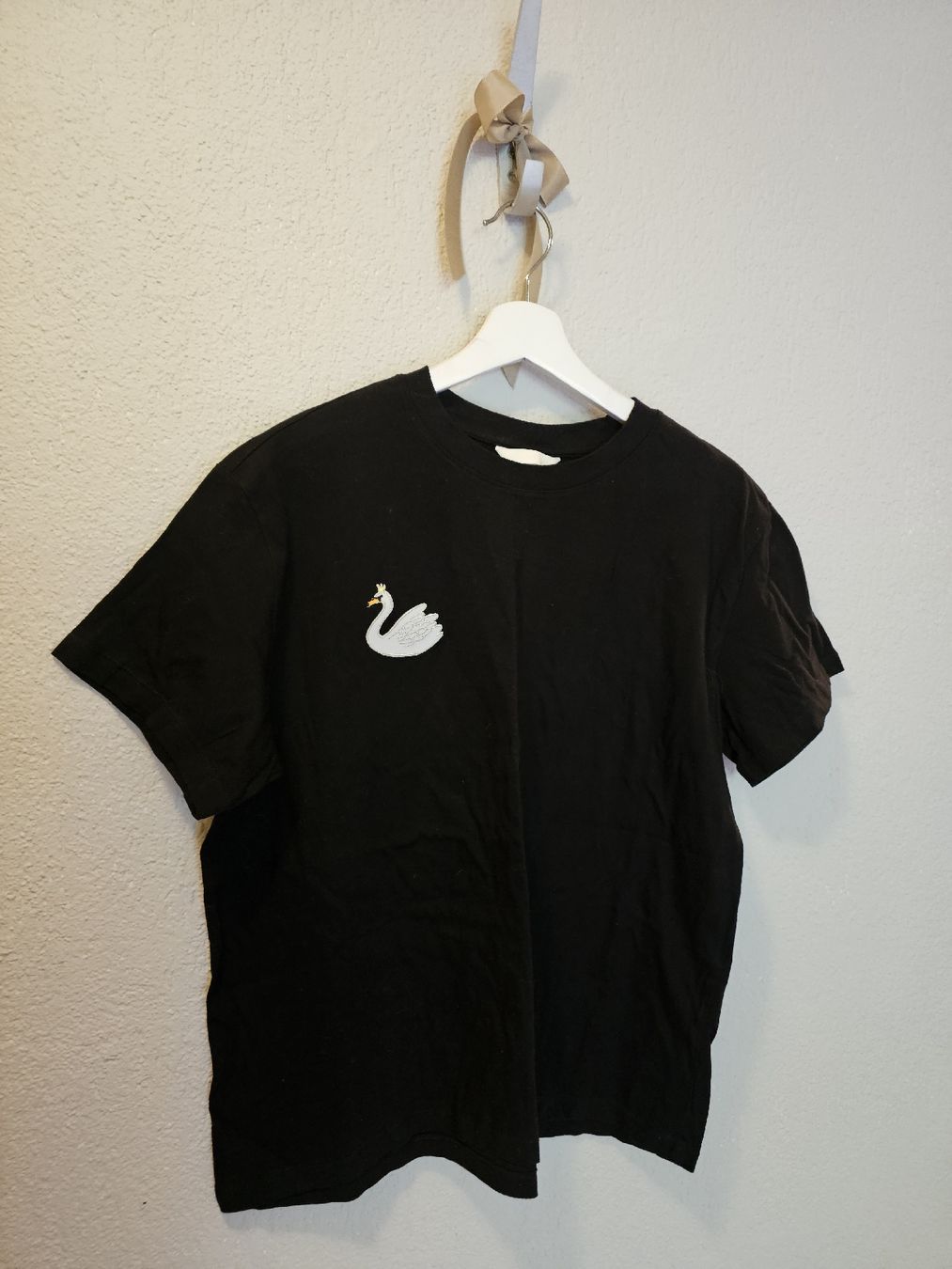 H&M T-shirt: T-Shirt H&M schwarz Grösse L mit gesticktem Schwan – Usato da Bern venduto da Oscarella