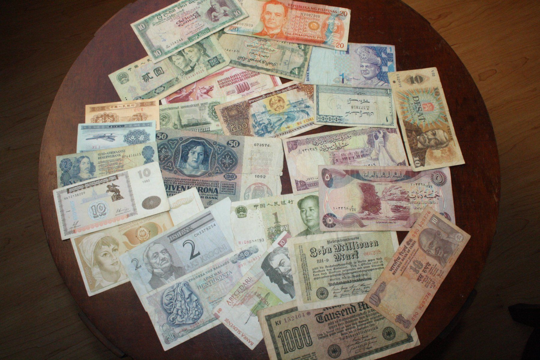Banconote: Lot 13 - 25 Billets différents usés – Usato da Cormondrèche venduto da Hermes.monnaies