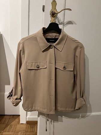 LEICHTE BEIGE JACKE