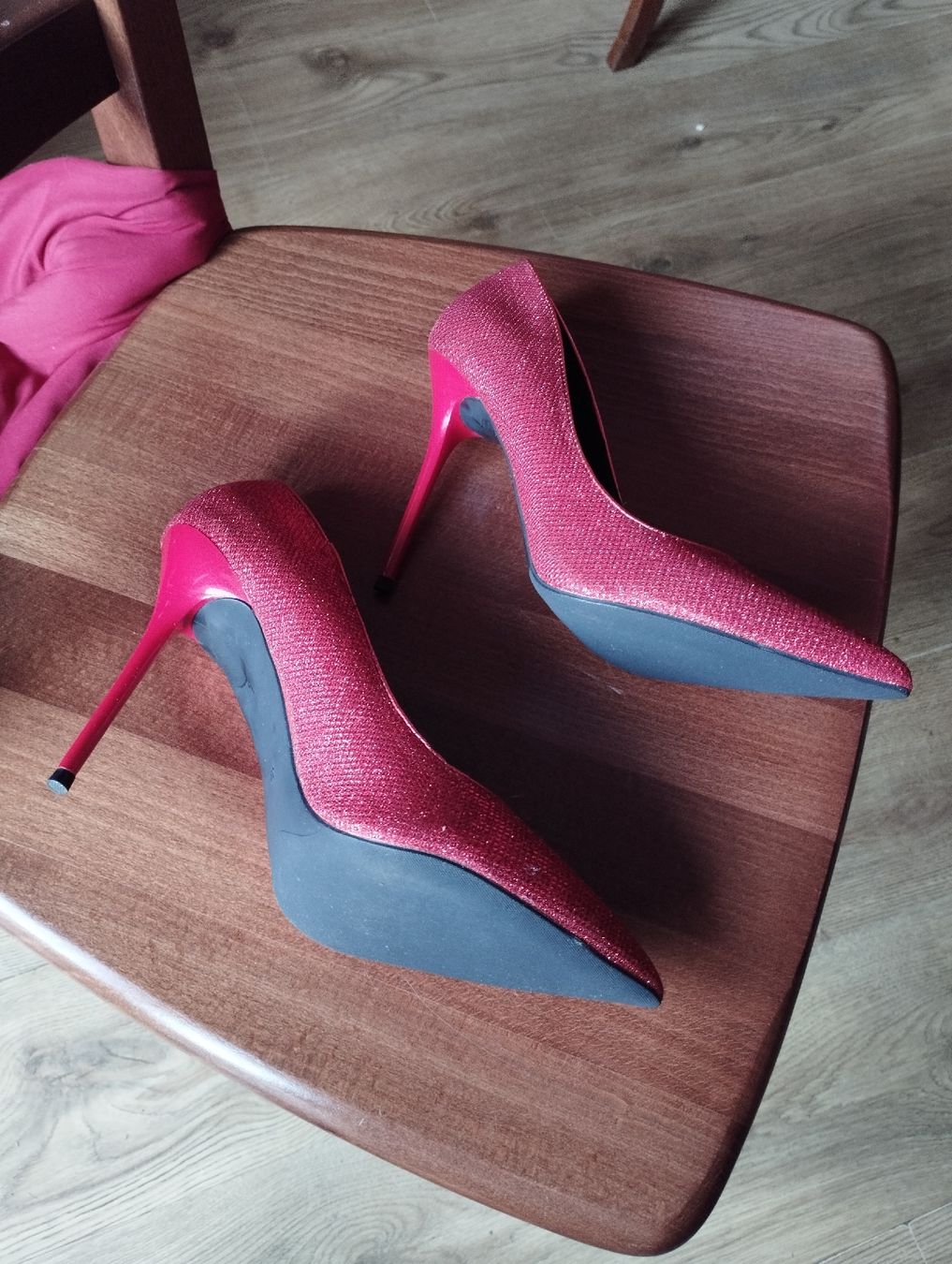 Damenschuhe: Scarpe da sera  glitterate rosse – Neu und originalverpackt aus Grono von sab_f6hs 3
