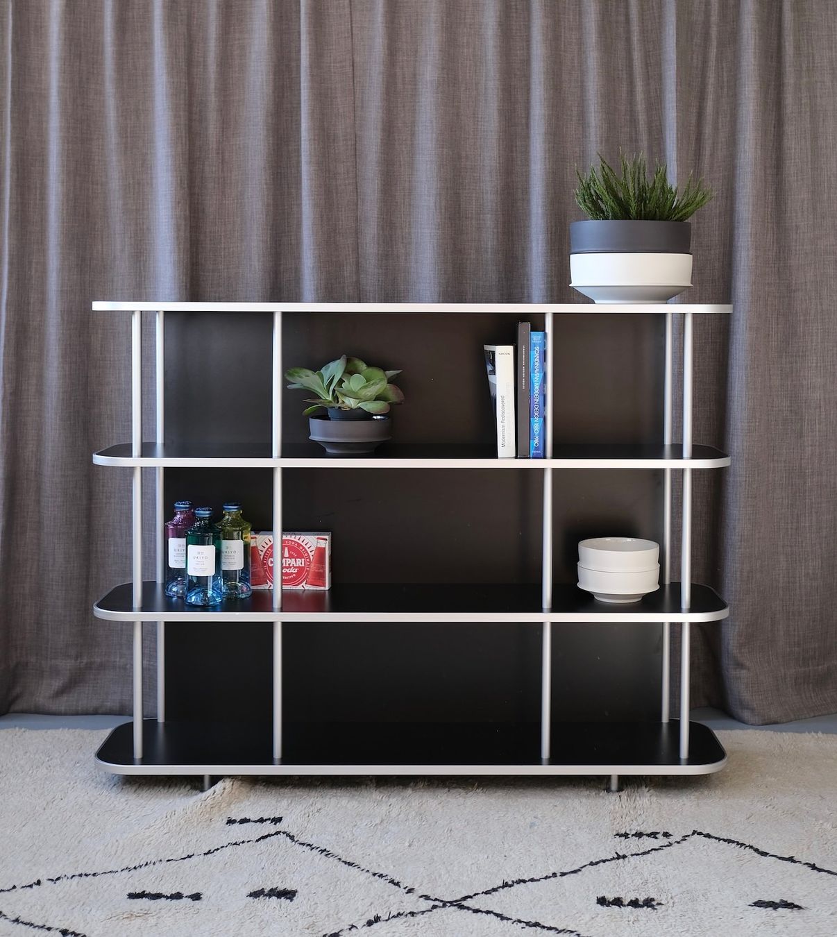 Wogg Scaffali: WOGG 18 Classicboard Sideboard – Usato da Bern venduto da Zmodern_CON