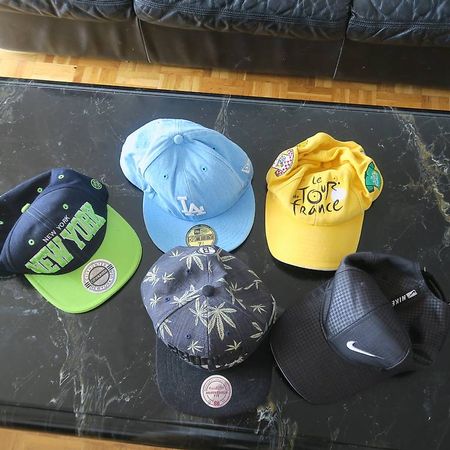 Divers Casquettes à 3francs l'unité
