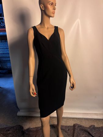 Elegantes schwarzes Etuikleid.
