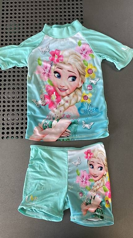 Badekleider & Bikinis: Badekleider, Shirts & Hosen 98/104 – Gebraucht aus Goldau von mic_m6k9 1