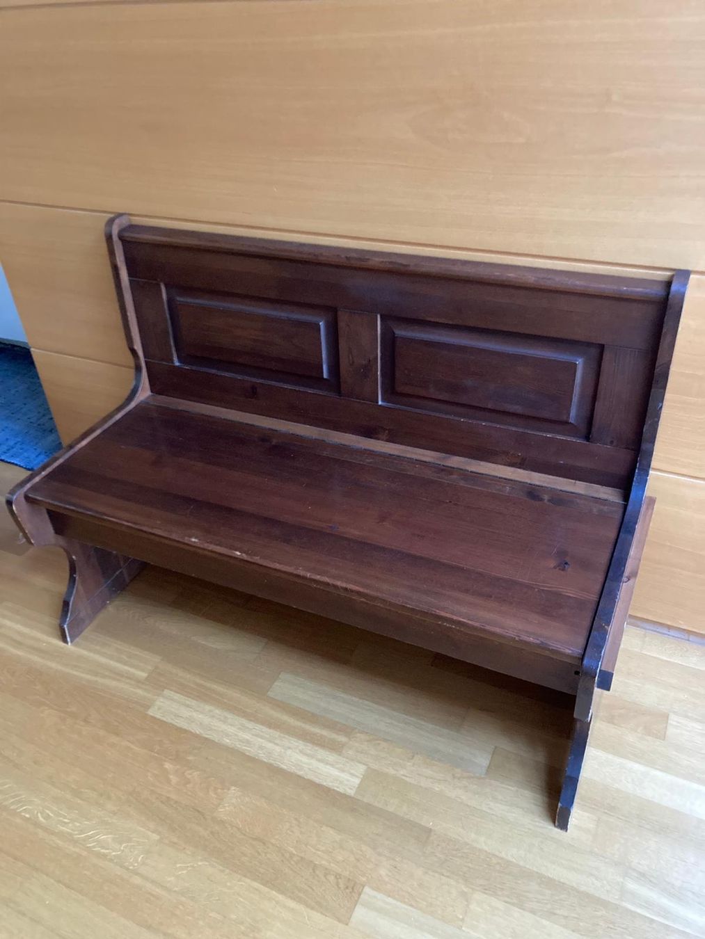 Panchine: Banc-coffre en bois massif avec rangement intégré – Usato da Aubonne venduto da J.Dettwiler