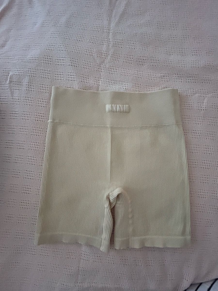 Leggings: Kurze Hose Elevate Damen Grösse M Beige Gerippt Neu – Nuovo (secondo la descrizione) da Zürich venduto da LeaMilj 1