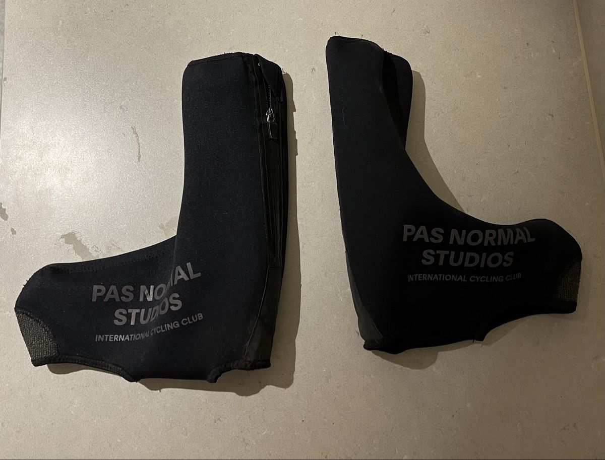 Pas Normal Studios Chaussures hommes: Pas Normal Studios Velo Überschuhe – D'occasion à Forch par jil_5m5v
