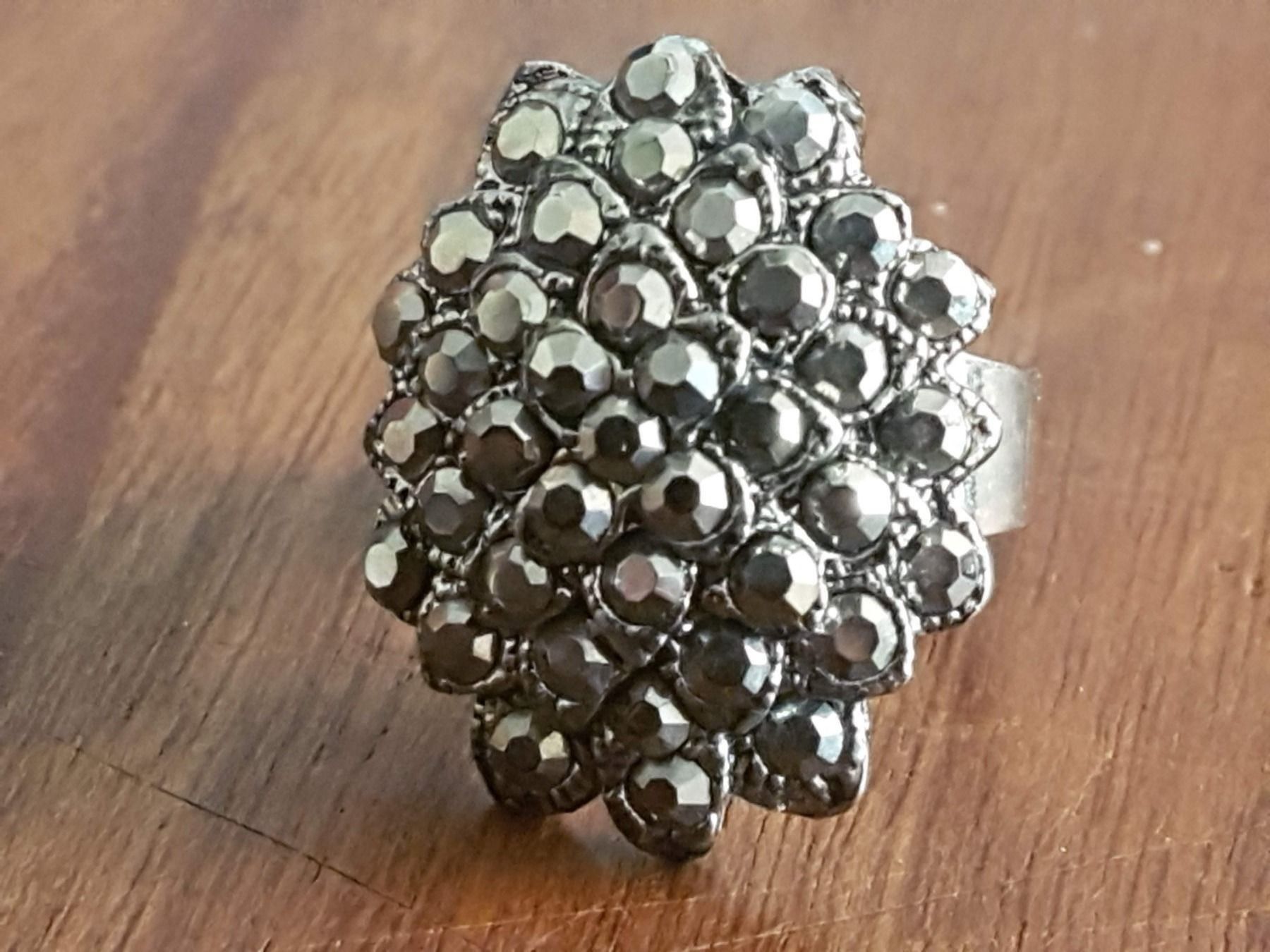 Ringe: Ring Metall mit facettierten Steinchen, oval, Hingucker – Gebraucht aus Ettingen von Maranathatalitha 2