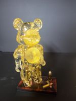 Figurine Bearbrick Bitcoin dorée avec feuilles d'or.