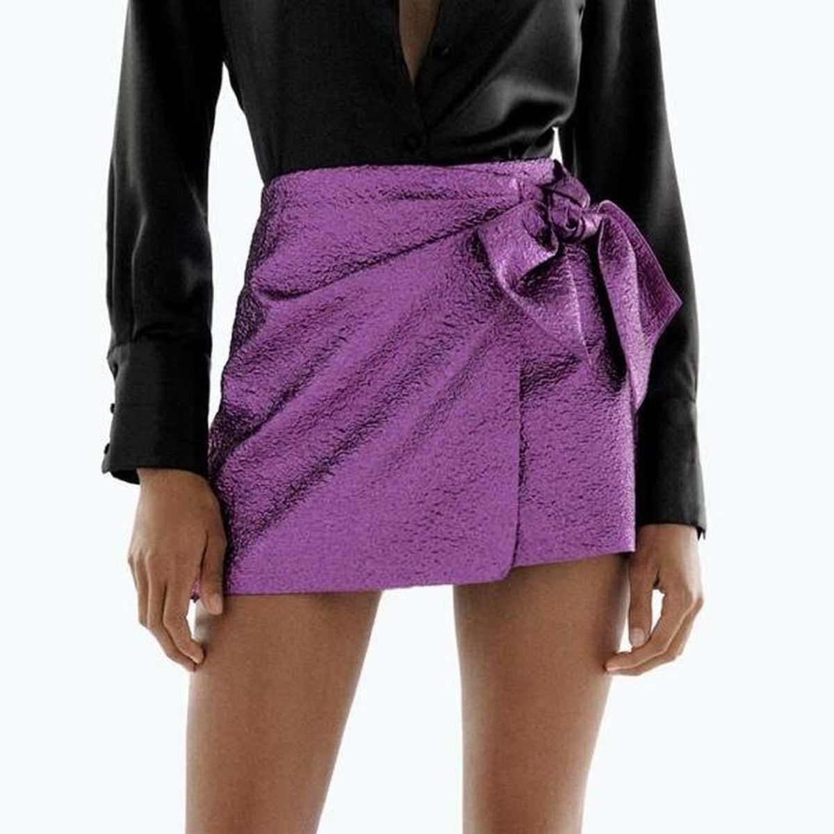 Zara Gonne: Zara Metallic Purple Mini Skirt – Nuovo (secondo la descrizione) da Corsier-sur-Vevey venduto da Kristina.Nova