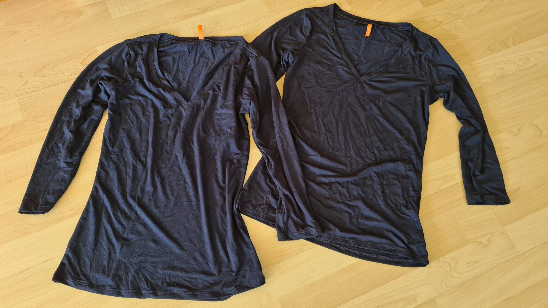 T-shirt: 2 dünne blaue Shirts von Logoclub, Gr. M, eher S – Usato da Suhr venduto da andreas_2008 1