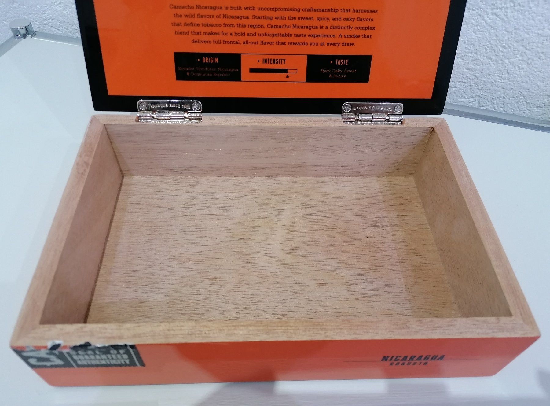 Altri Prodotti per fumatori: Extrem schöne & elegante Zigarren-Box, Schleiflack, CAMACHO – Nuovo (secondo la descrizione) da Unterengstringen venduto da Tnovus 3