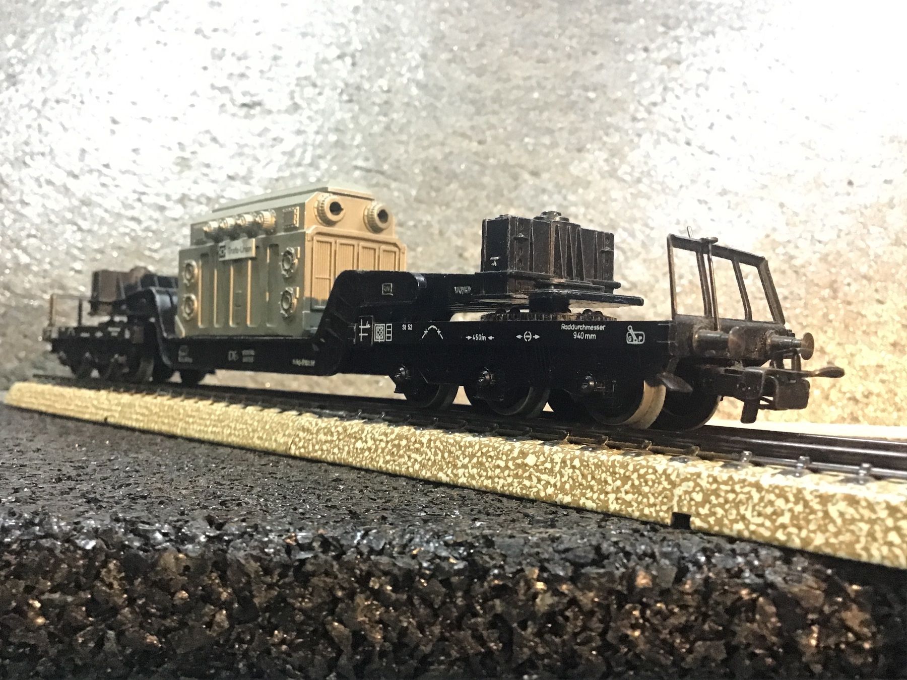 Märklin Modellini di ferrovie: MÄRKLIN H0  TIEFLADEWAGEN MIT TRANSFORMATOR  4617 – Usato da Männedorf venduto da Spezial-Modelle 2