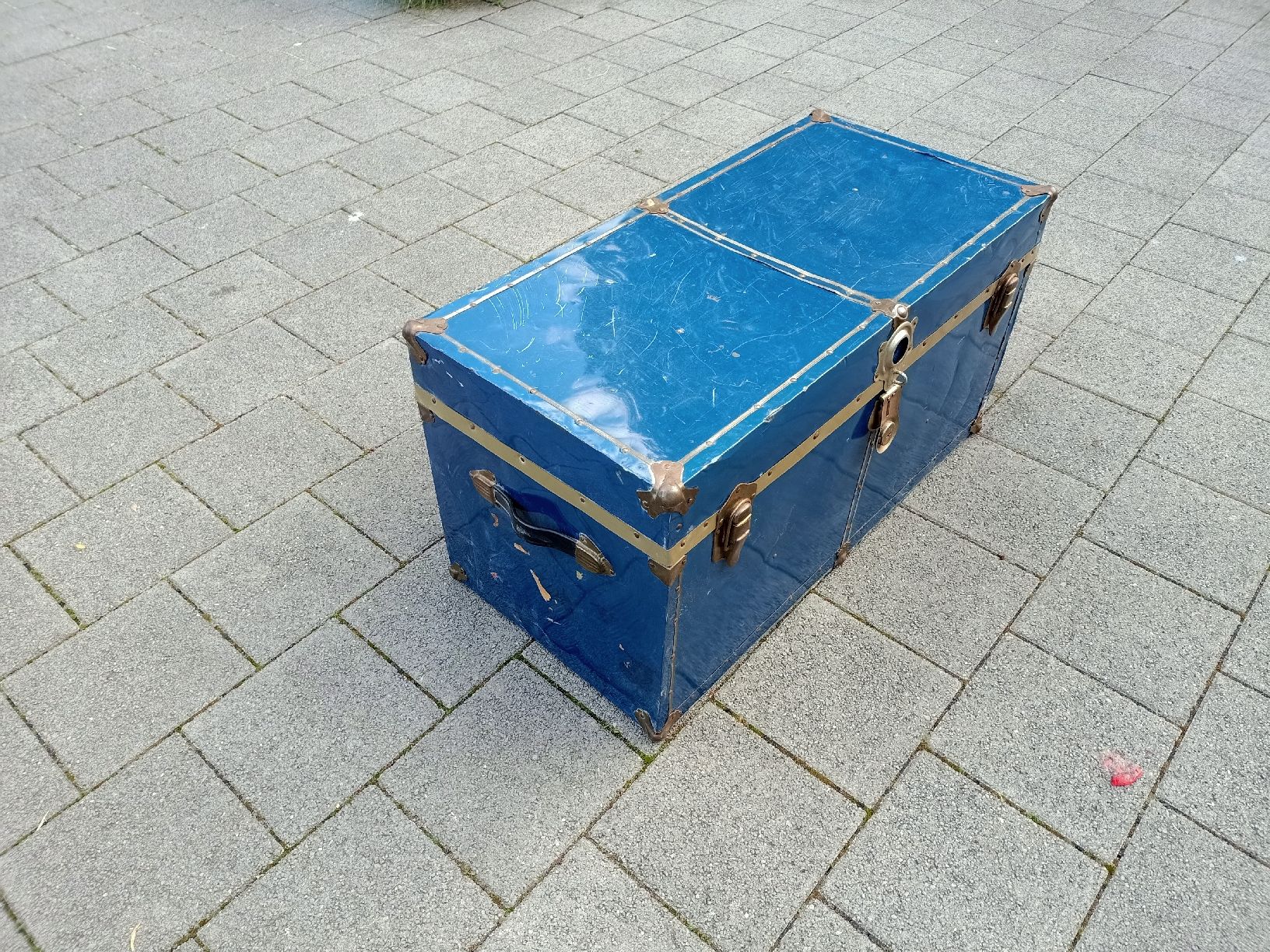 Cassapanche: Antiker Überseekoffer Metall, Oldtimer, Dekoration – Difettoso da Flamatt venduto da Marpou 1