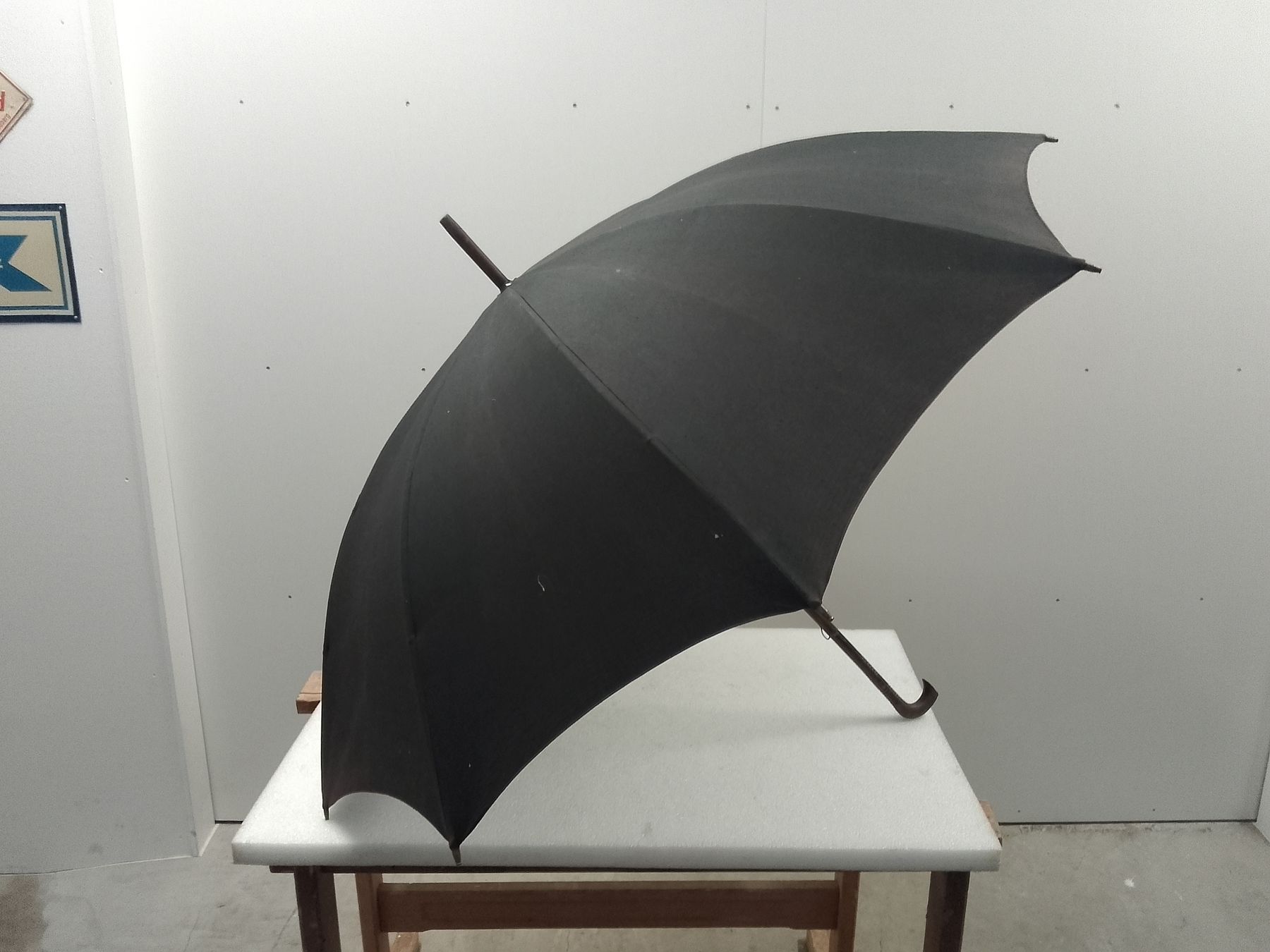 Ombrelli: Regenschirm schwarz mit Holzgriff, alt – Usato da Trubschachen venduto da Caddy8