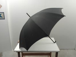 Regenschirm schwarz mit Holzgriff, alt