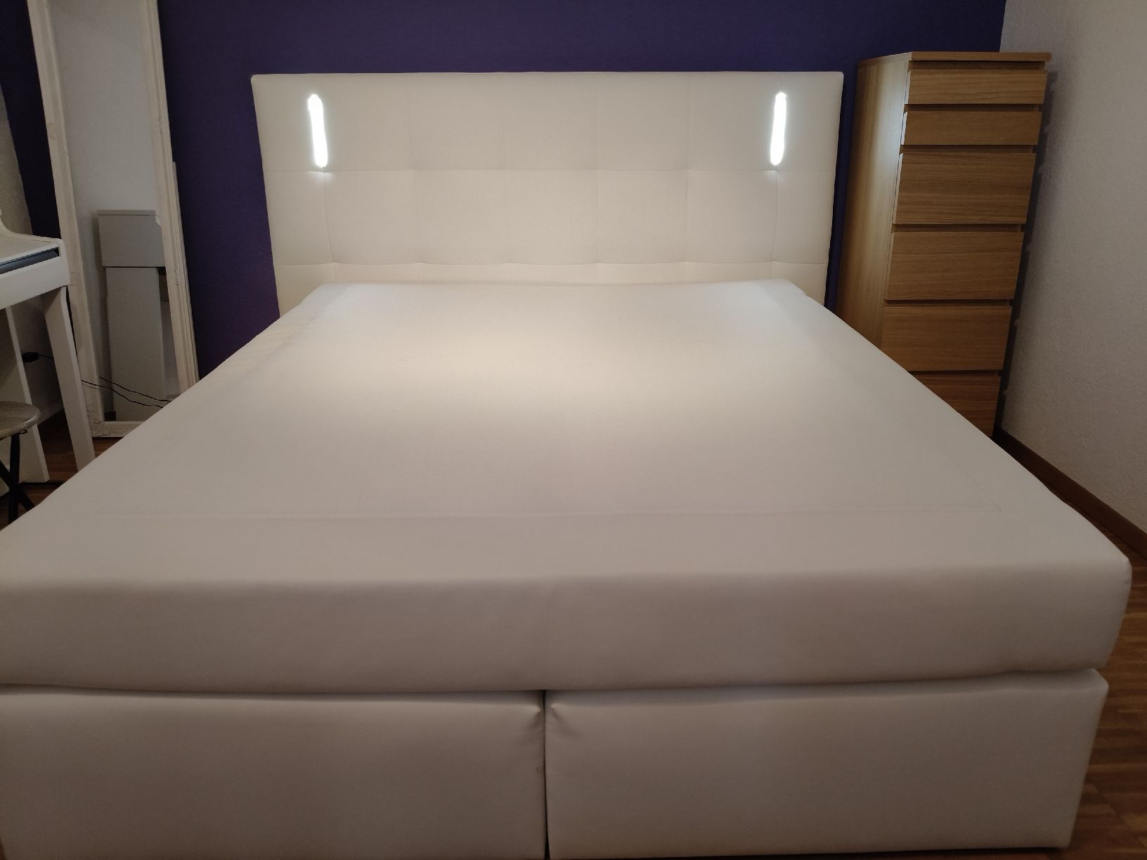 Betten: Boxspringbett Kunstleder weiss mit LED Licht gebraucht – Neu (gemäss Beschreibung) aus Oberdorf SO von bbe_8qrq 1